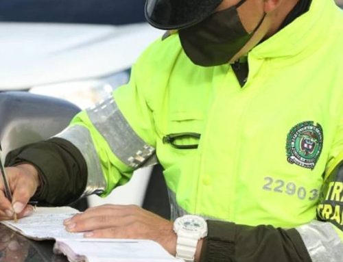 ¿Qué pueden hacer y qué no los policías de tránsito cuando me paran?